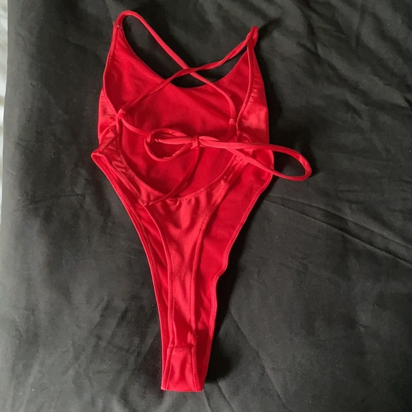 One-Piece Thong Bikini - Baywatch - Picture 5 of 6